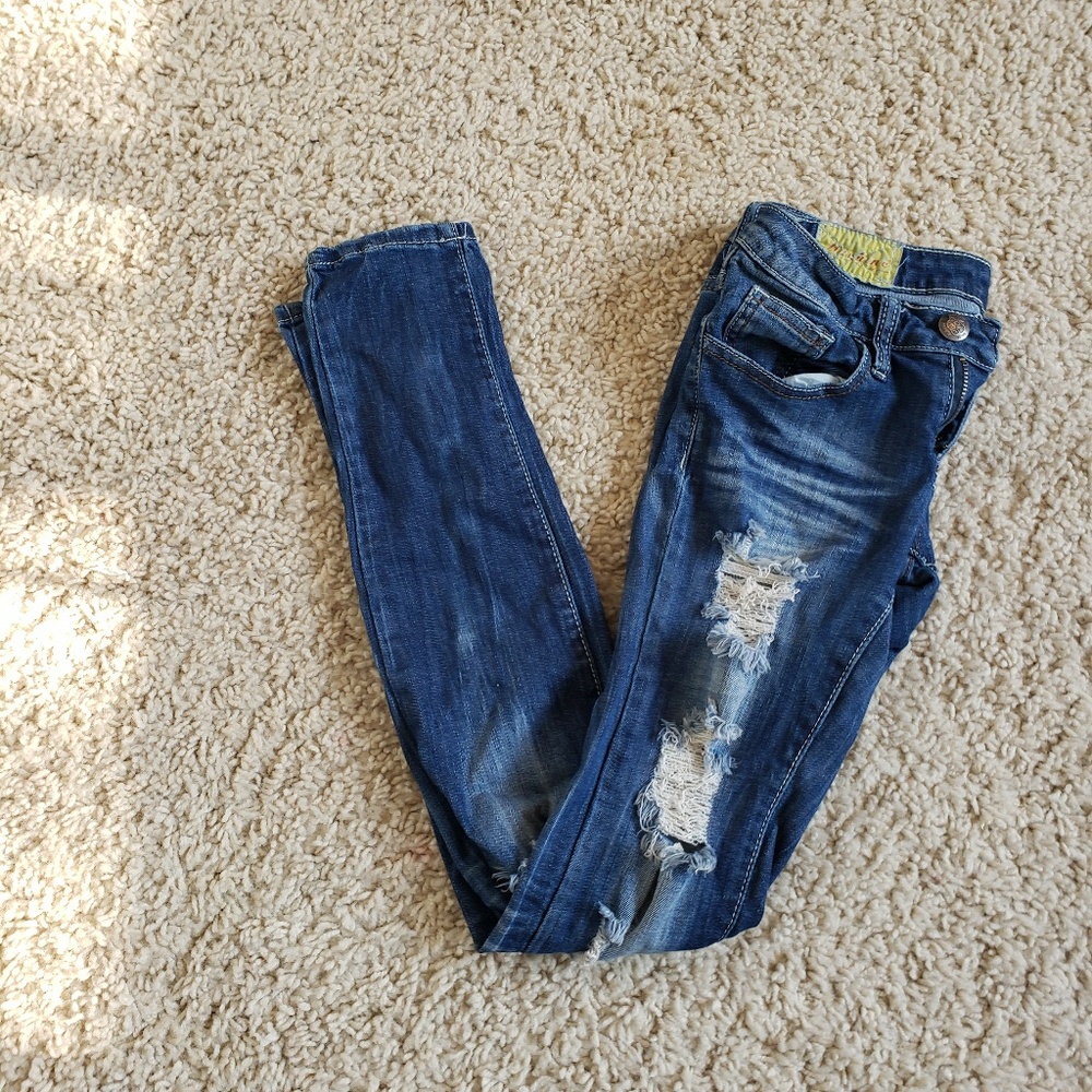 SUPER CUTE RIPPED JEANS